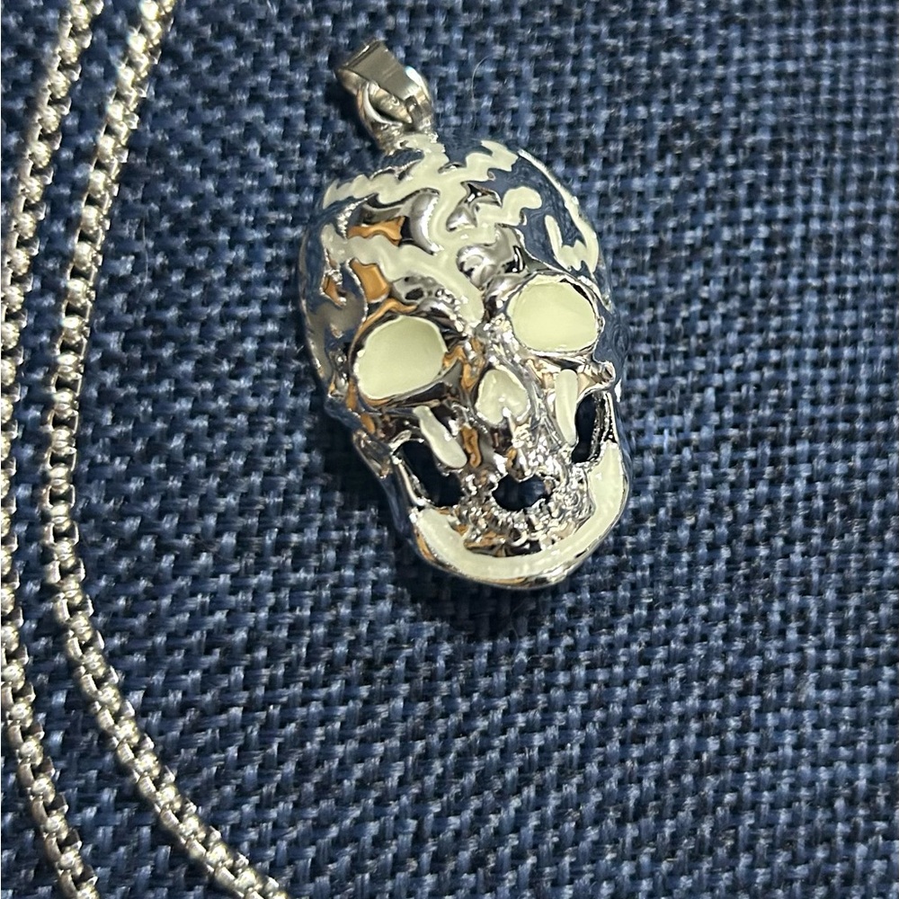 Silver Skull Pendant Necklace